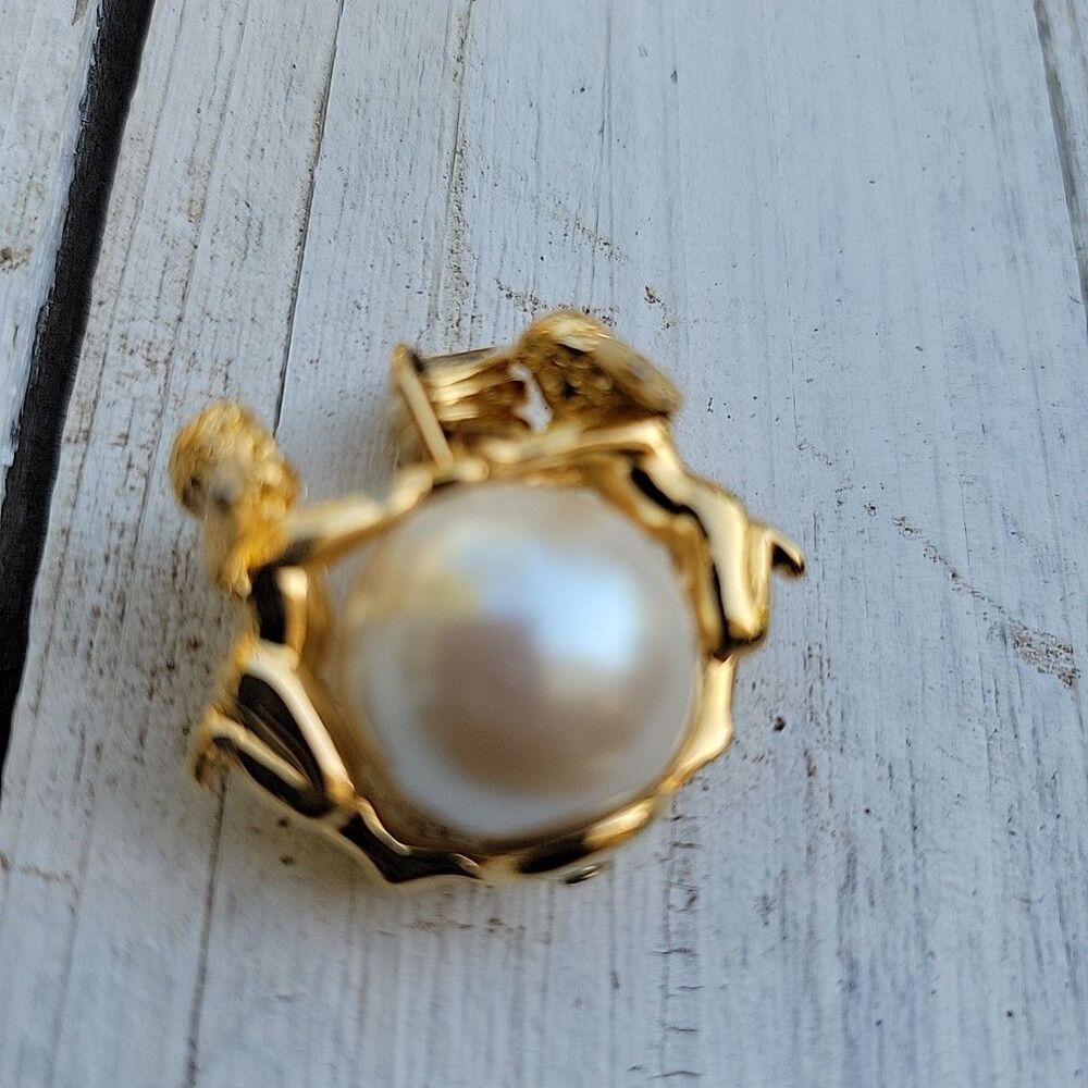 Vintage Pendant Goldtone Faux Pearls Cherubs Unsigned 1950-1960